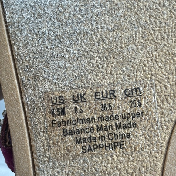 (S1) Fergalicious flat sandal with sapphire details, size 8.5 - Picture 9 of 9